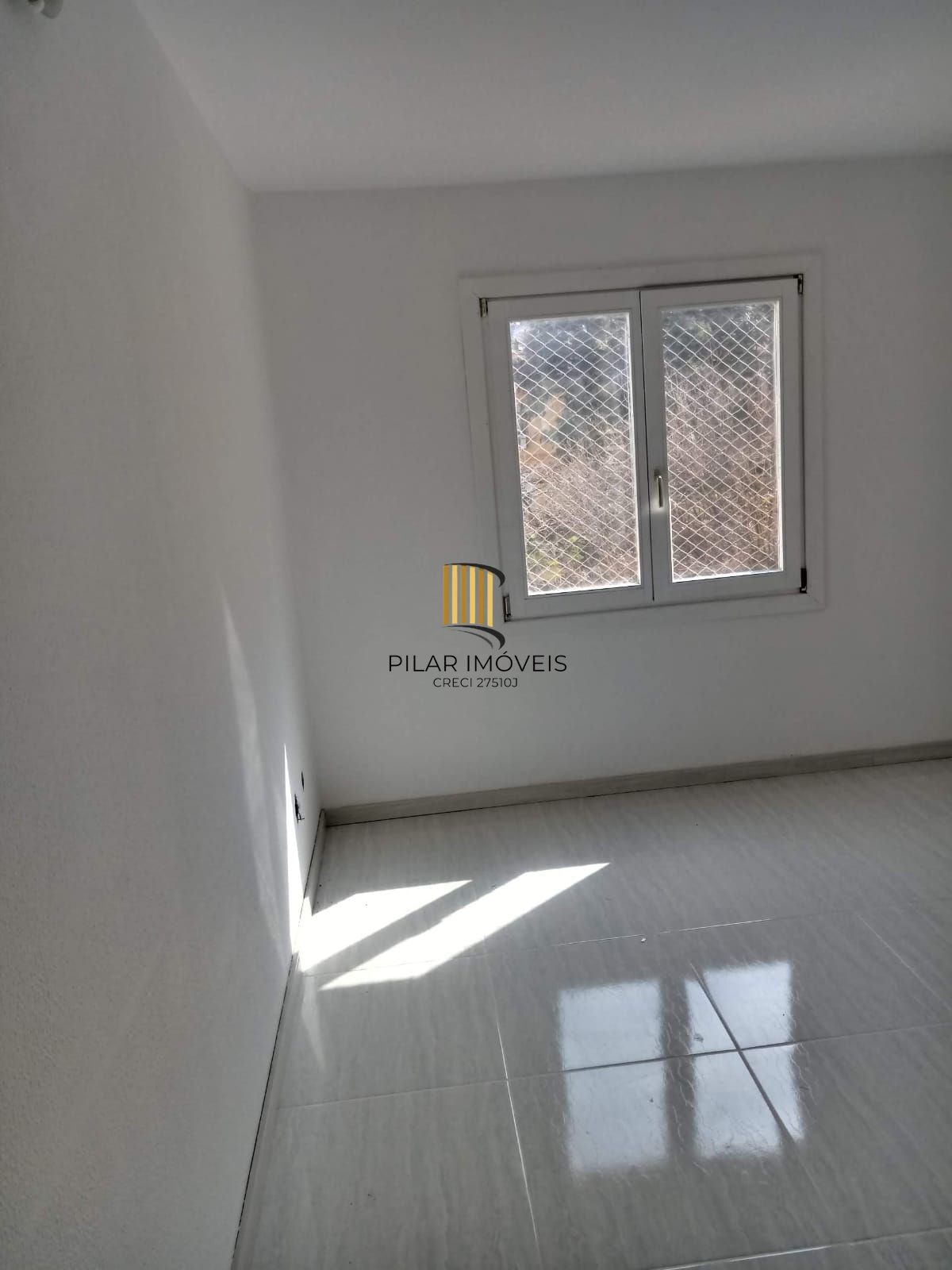 Apartamento com 02 dormitórios com vaga de garagem por convenção