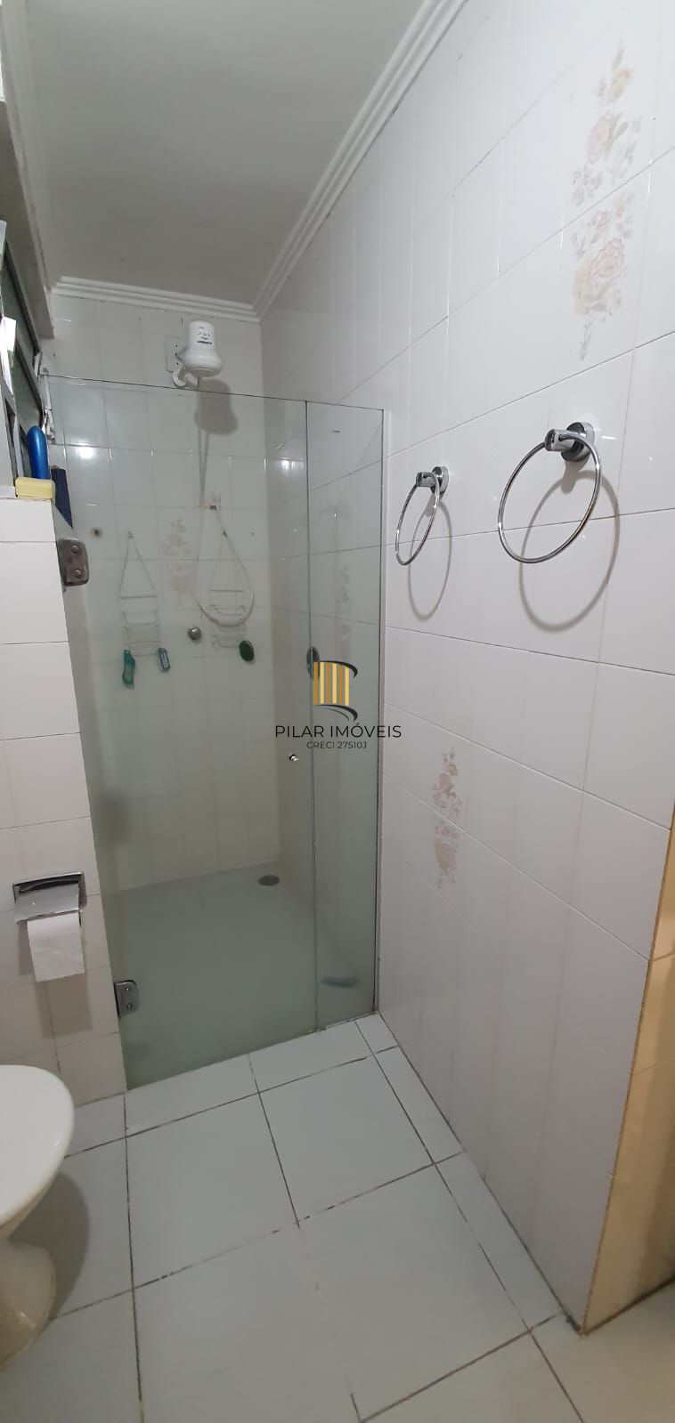 Apartamento com 02 dormitórios semi-mobiliado e um box de garagem