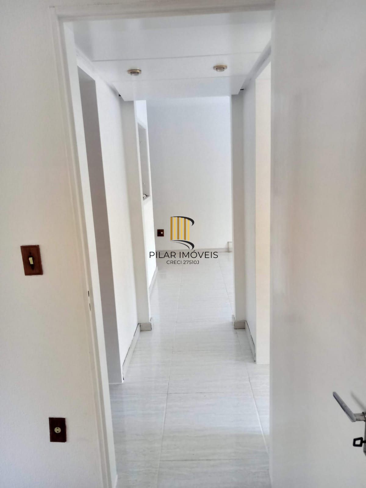 Apartamento com 02 dormitórios com vaga de garagem por convenção
