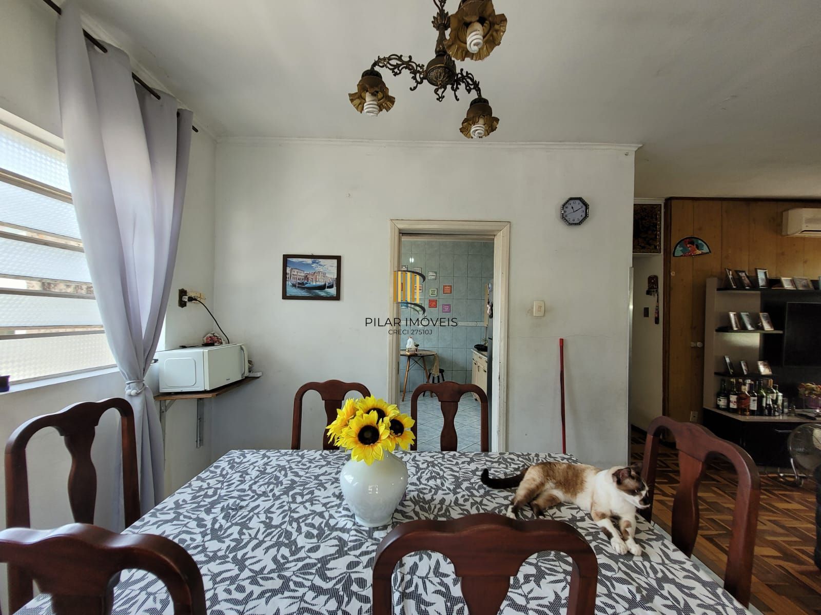 Casa térrea com garagem no subsolo e anexo