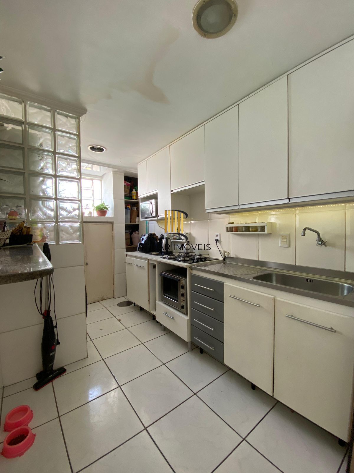 Apartamento 02 dormitórios com vaga de garagem escriturada