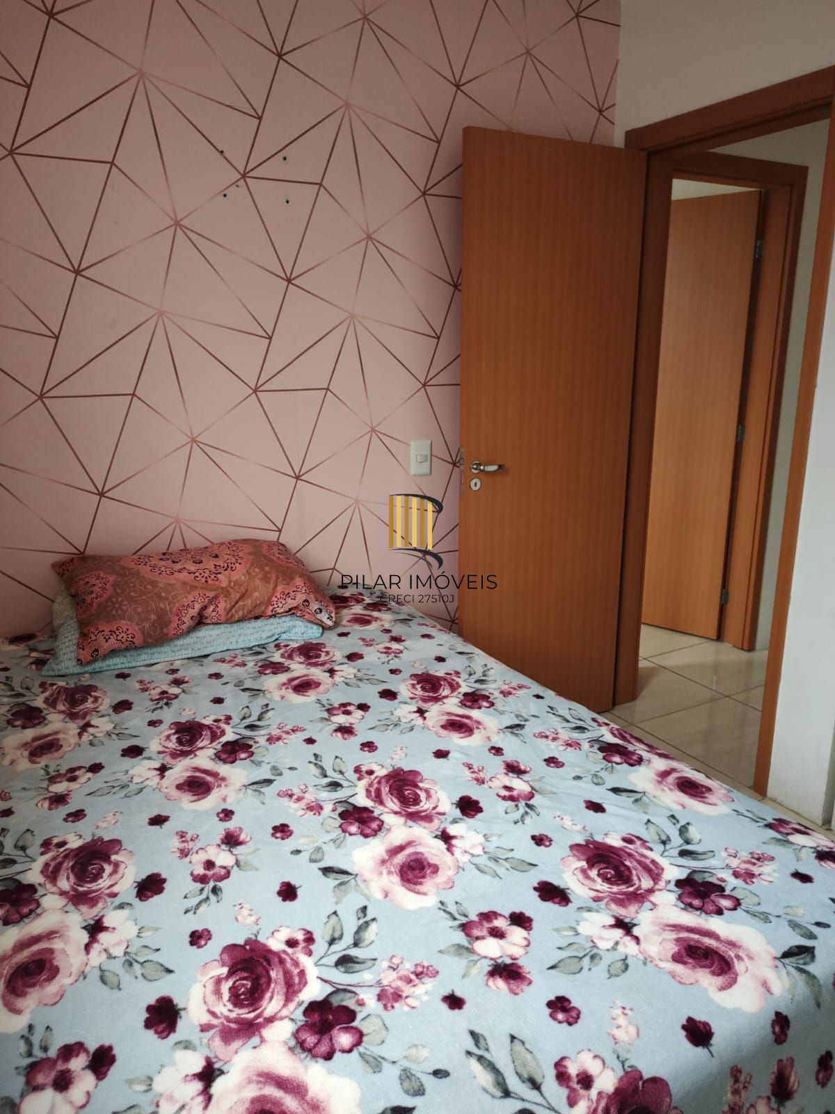 Apartamento 02 dormitórios com vaga, no bairro Humaitá.