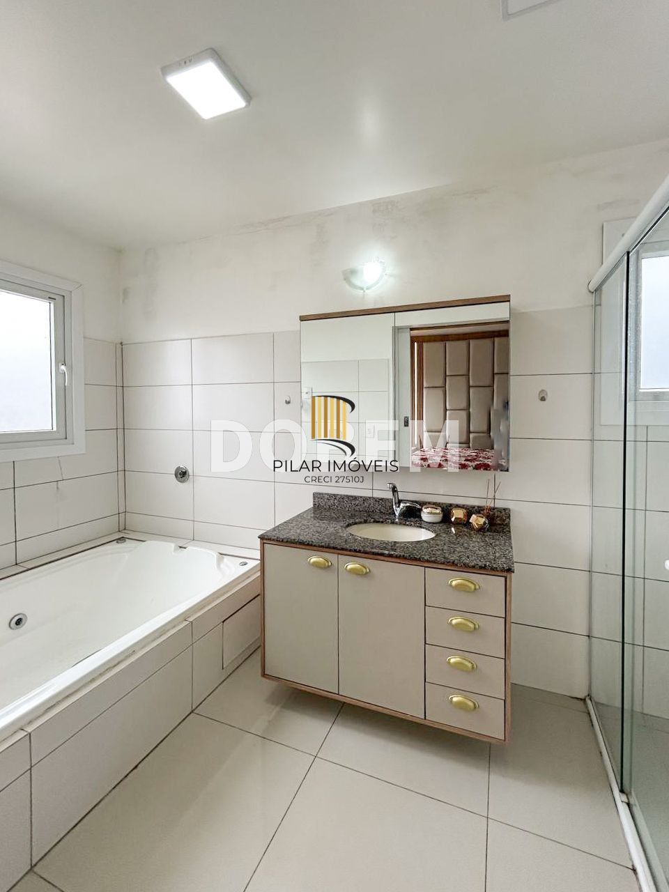 Casa ampla com 4 dormitórios e 290 m² à venda