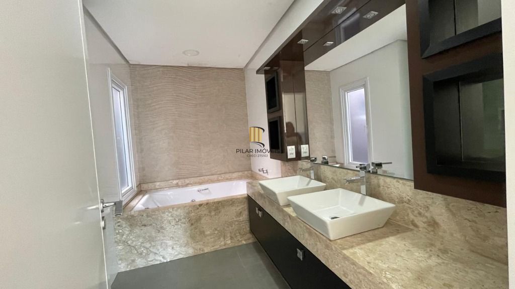 CASA EM CONDOMÍNIO FECHADO