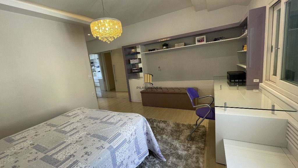 CASA , COM MUITO PÁTIO, EM CONDOMÍNIO FECHADO