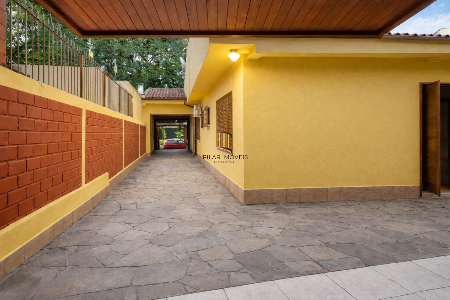 Casa 3 Dormitórios com Suíte | Garagem 6 Carros | Pátio Amplo e Área Gourmet para Alugar