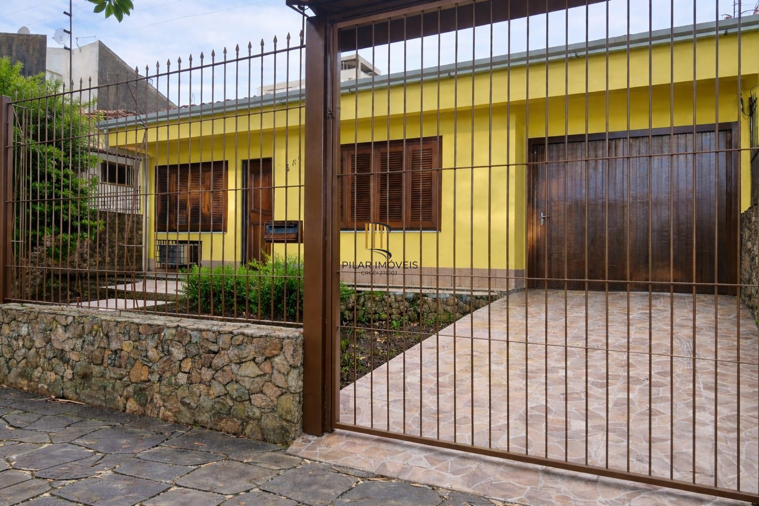 Casa 3 Dormitórios com Suíte | Garagem 6 Carros | Pátio Amplo e Área Gourmet para Alugar - Pilar Imóveis