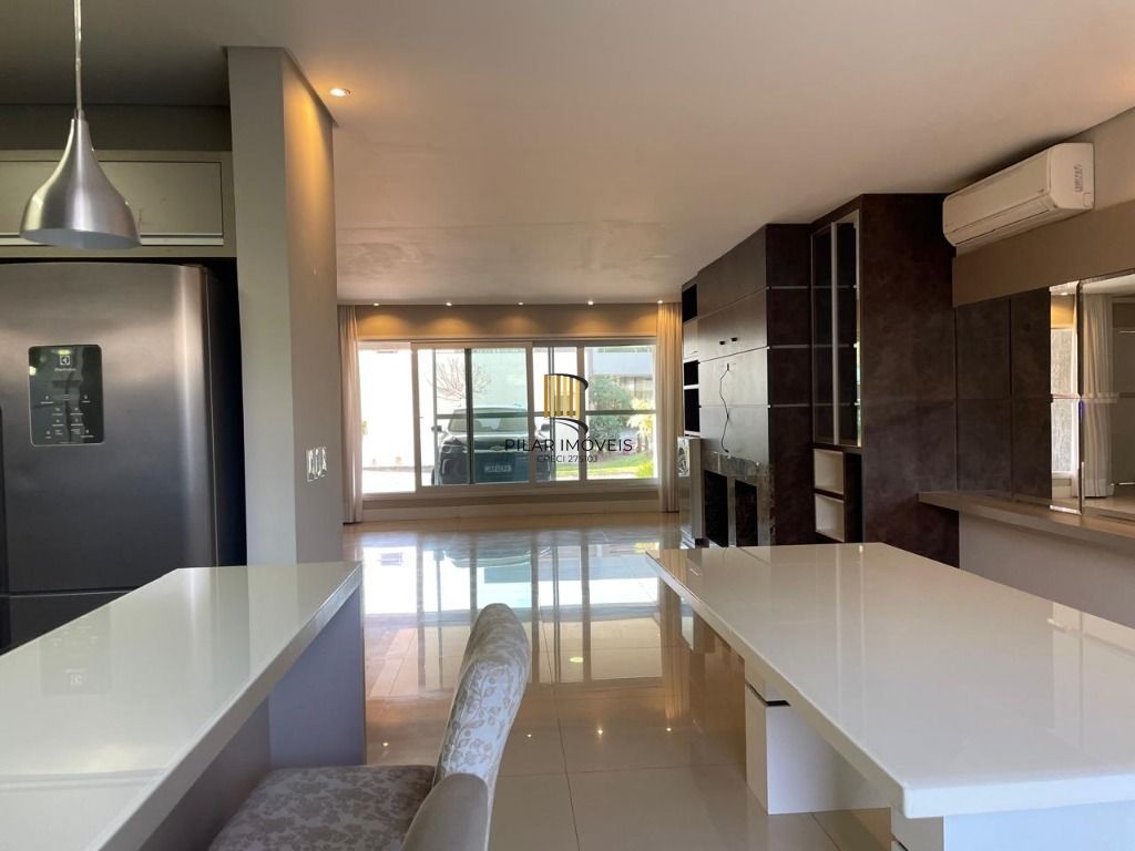 CASA EM CONDOMÍNIO FECHADO