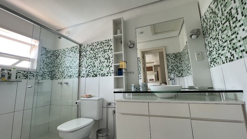 CASA , COM MUITO PÁTIO, EM CONDOMÍNIO FECHADO