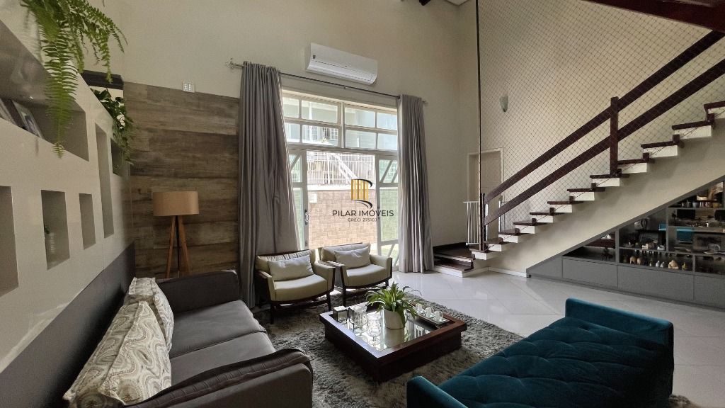 CASA , COM MUITO PÁTIO, EM CONDOMÍNIO FECHADO