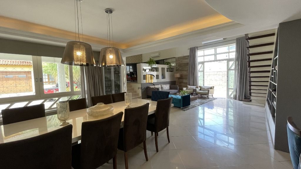 CASA , COM MUITO PÁTIO, EM CONDOMÍNIO FECHADO