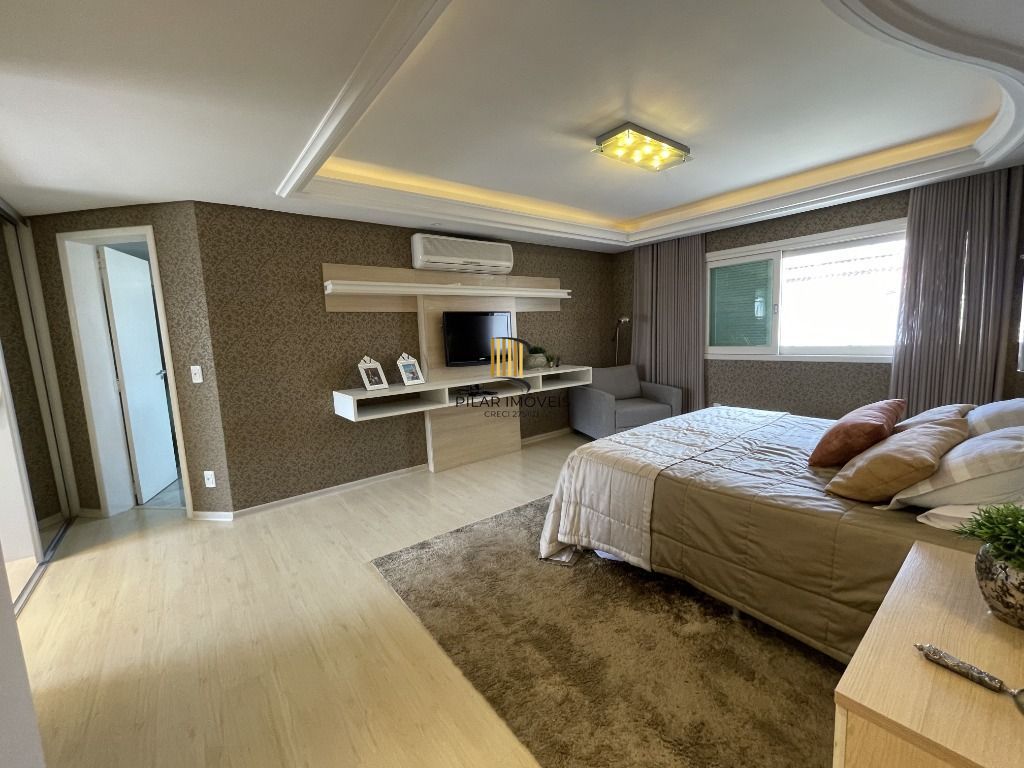 CASA , COM MUITO PÁTIO, EM CONDOMÍNIO FECHADO