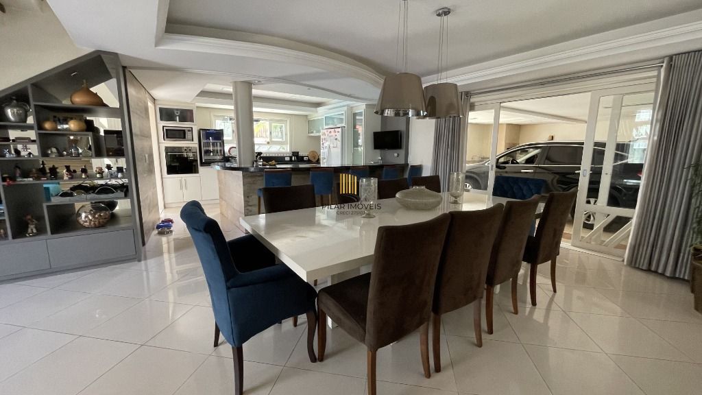 CASA , COM MUITO PÁTIO, EM CONDOMÍNIO FECHADO