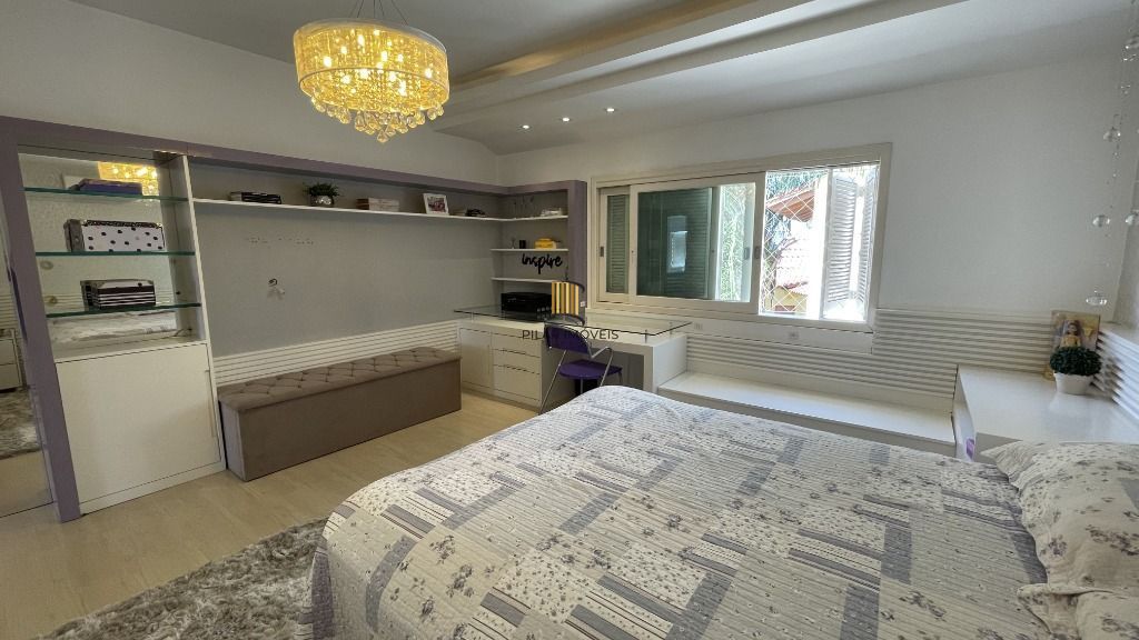 CASA , COM MUITO PÁTIO, EM CONDOMÍNIO FECHADO