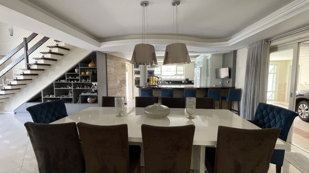 CASA , COM MUITO PÁTIO, EM CONDOMÍNIO FECHADO