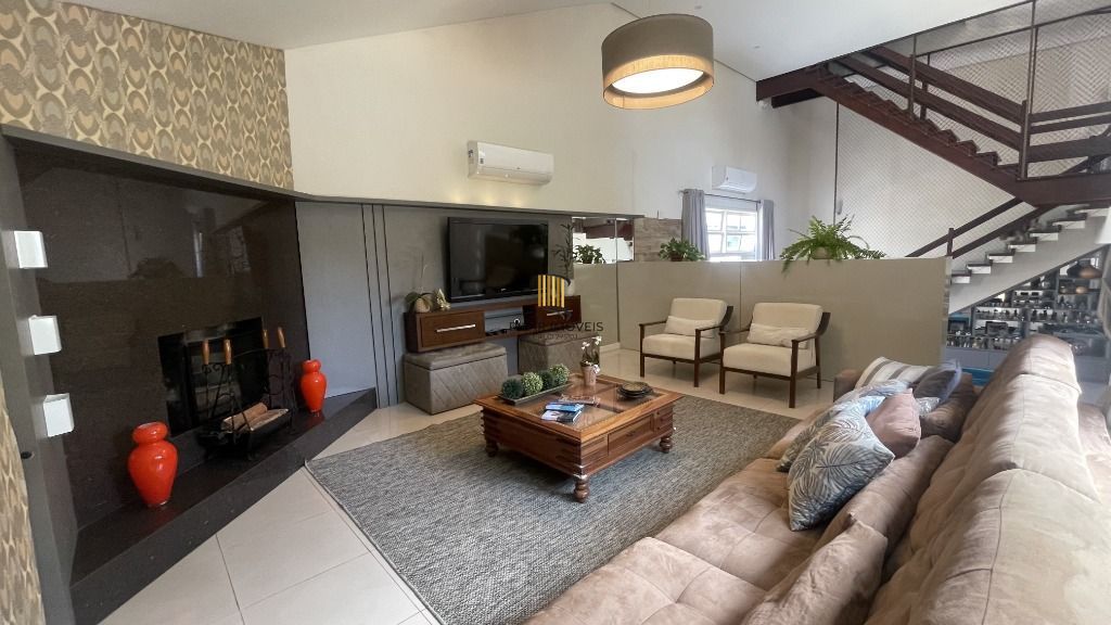 CASA , COM MUITO PÁTIO, EM CONDOMÍNIO FECHADO