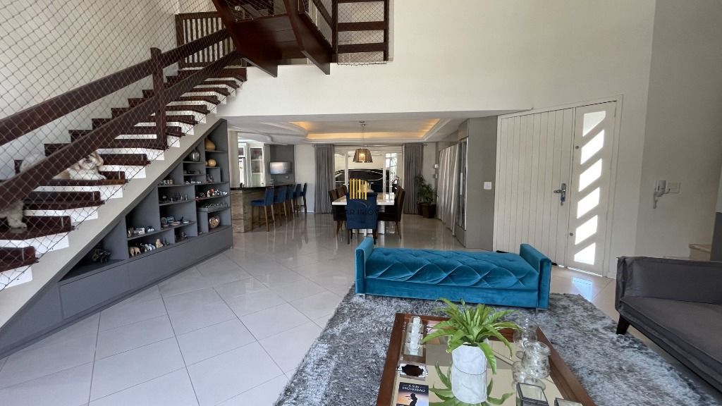 CASA , COM MUITO PÁTIO, EM CONDOMÍNIO FECHADO