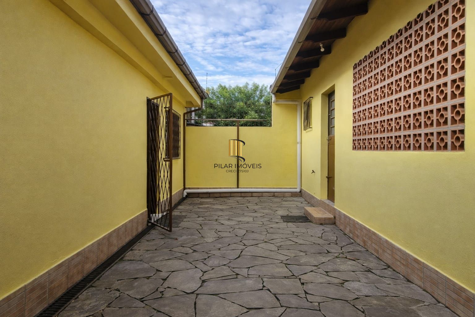 Casa 3 Dormitórios com Suíte | Garagem 6 Carros | Pátio Amplo e Área Gourmet para Alugar