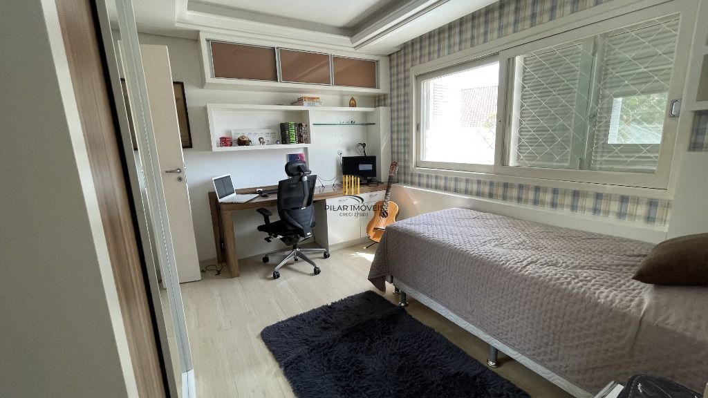 CASA , COM MUITO PÁTIO, EM CONDOMÍNIO FECHADO