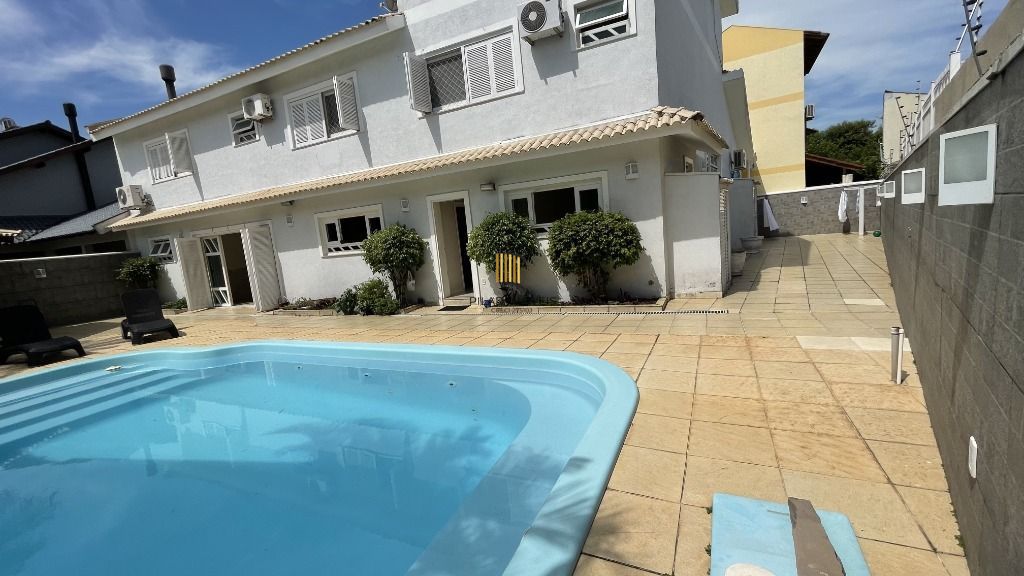 CASA , COM MUITO PÁTIO, EM CONDOMÍNIO FECHADO