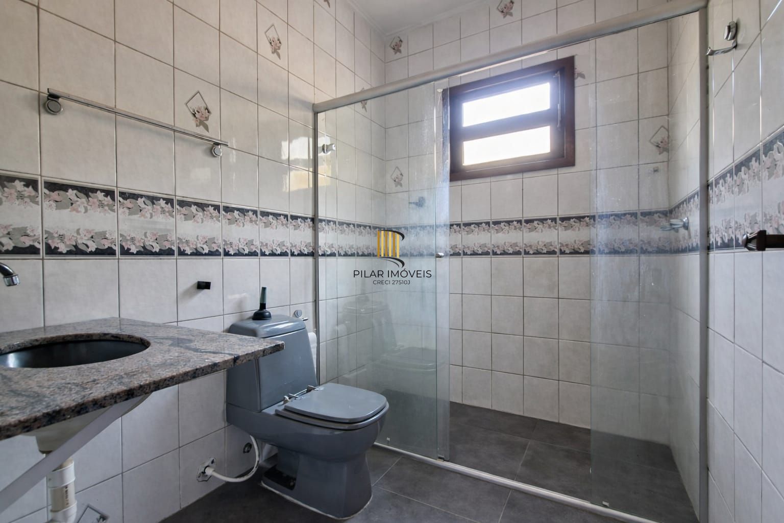 Casa 3 Dormitórios com Suíte | Garagem 6 Carros | Pátio Amplo e Área Gourmet para Alugar