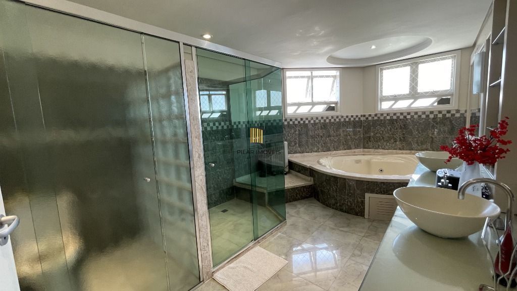 CASA , COM MUITO PÁTIO, EM CONDOMÍNIO FECHADO