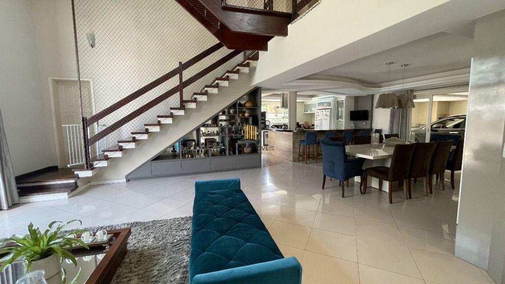 CASA , COM MUITO PÁTIO, EM CONDOMÍNIO FECHADO