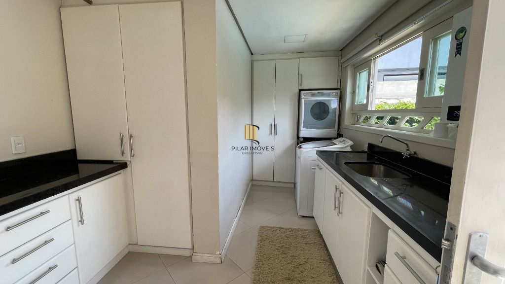 CASA , COM MUITO PÁTIO, EM CONDOMÍNIO FECHADO