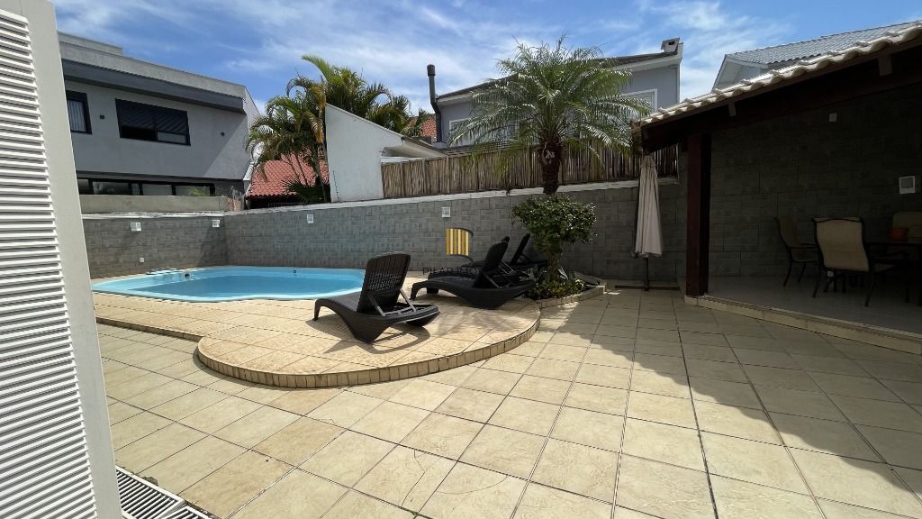 CASA , COM MUITO PÁTIO, EM CONDOMÍNIO FECHADO