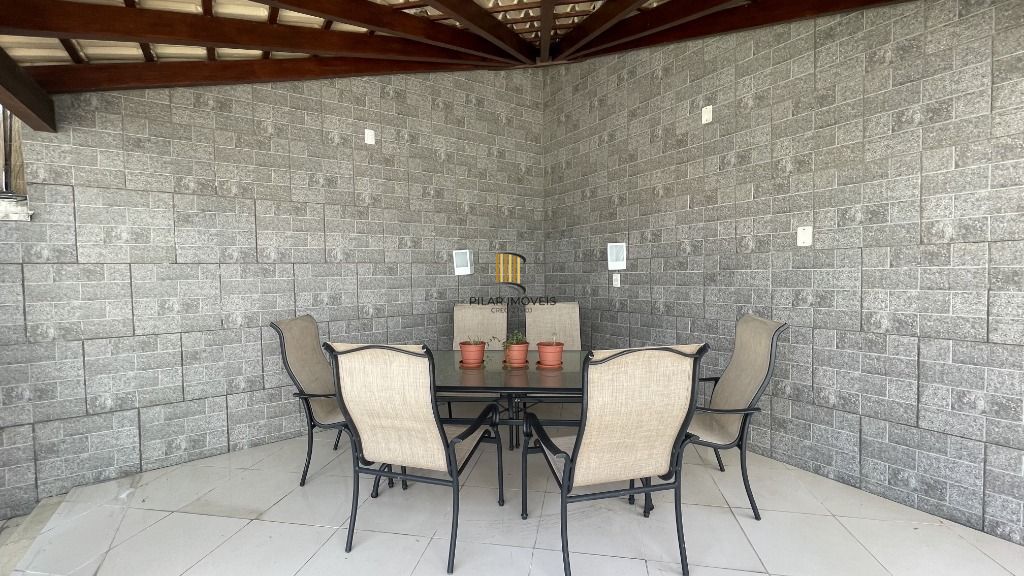 CASA , COM MUITO PÁTIO, EM CONDOMÍNIO FECHADO