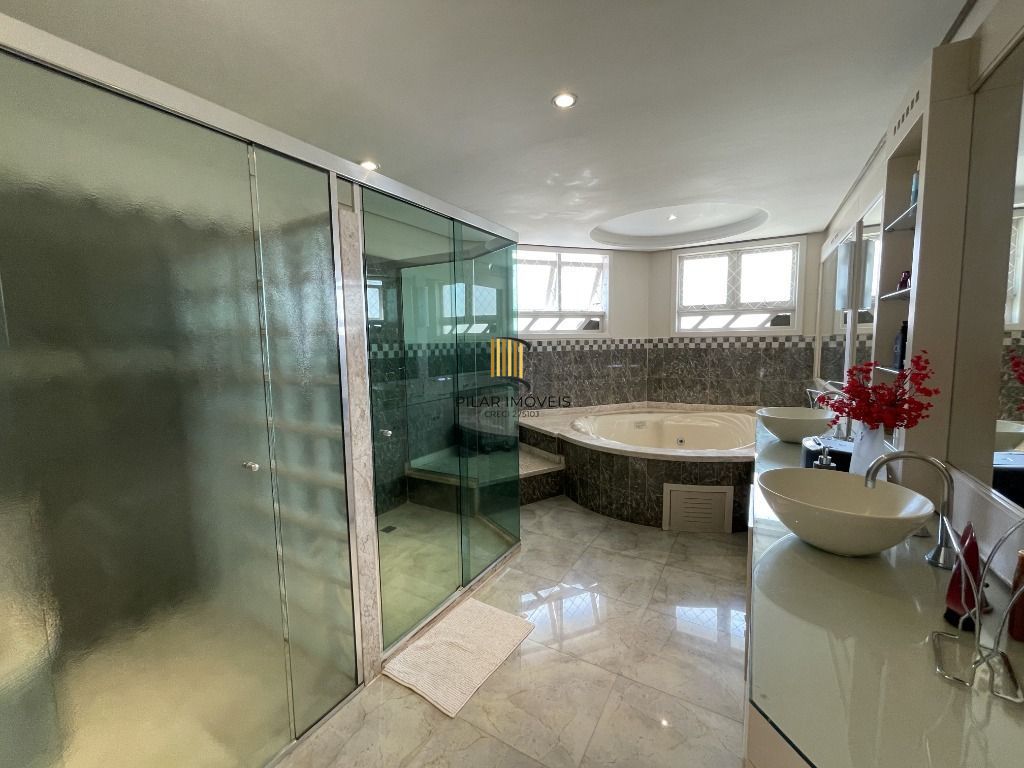 CASA , COM MUITO PÁTIO, EM CONDOMÍNIO FECHADO