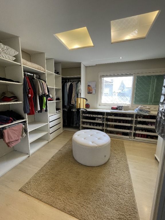 CASA , COM MUITO PÁTIO, EM CONDOMÍNIO FECHADO