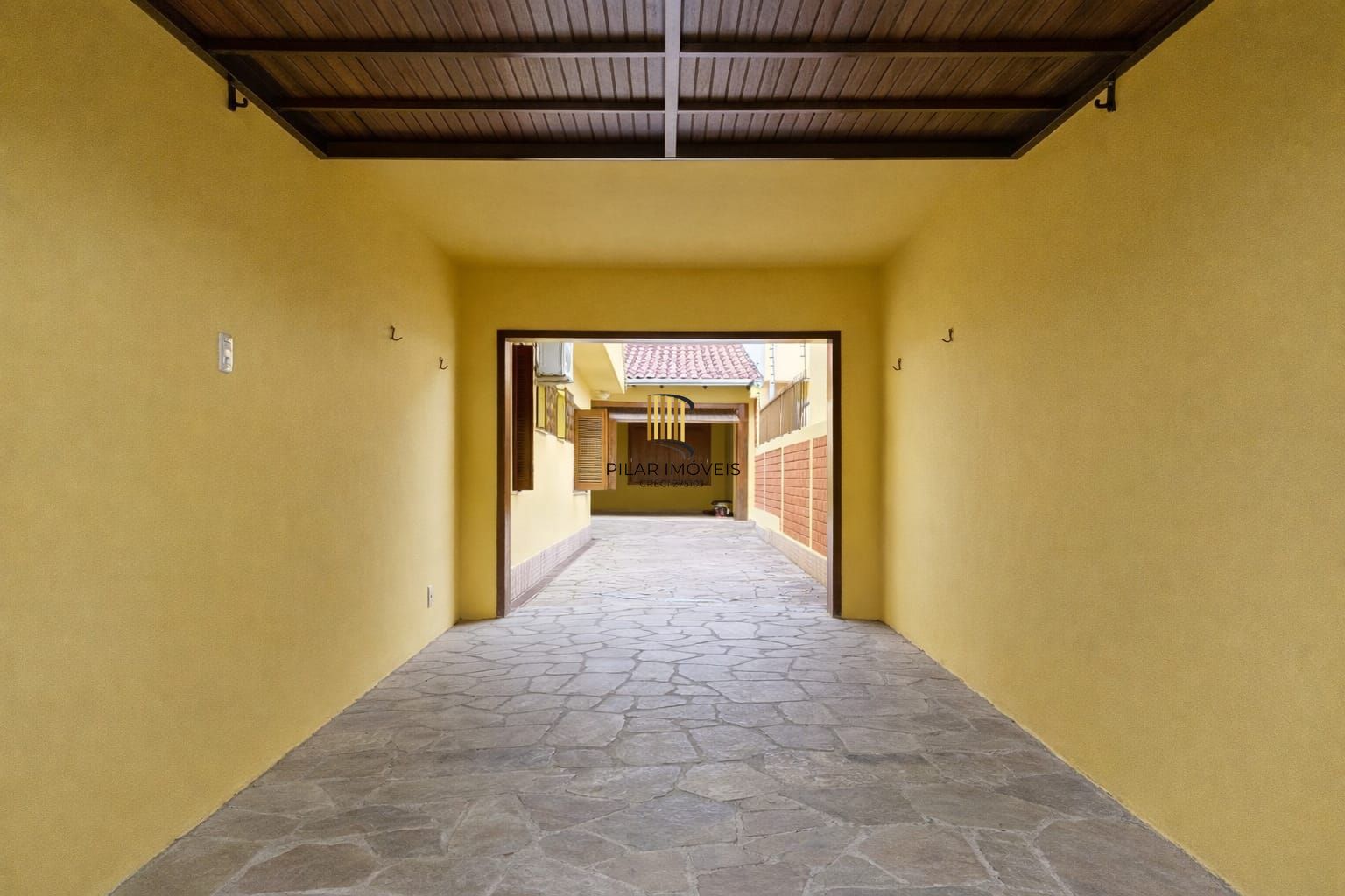 Casa 3 Dormitórios com Suíte | Garagem 6 Carros | Pátio Amplo e Área Gourmet para Alugar