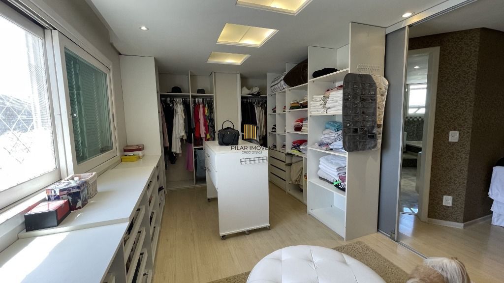 CASA , COM MUITO PÁTIO, EM CONDOMÍNIO FECHADO