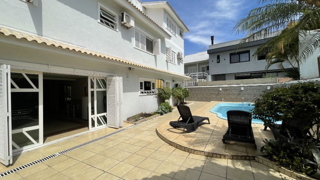 CASA , COM MUITO PÁTIO, EM CONDOMÍNIO FECHADO