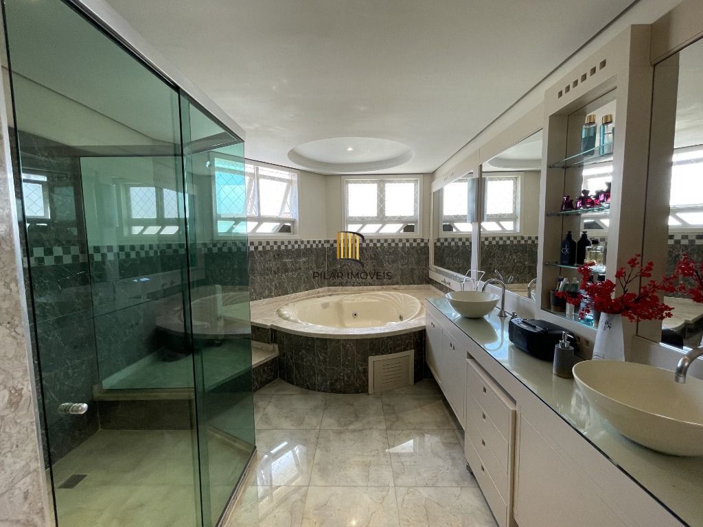 CASA , COM MUITO PÁTIO, EM CONDOMÍNIO FECHADO