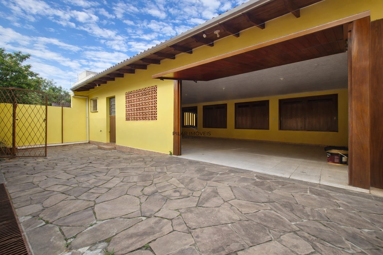 Casa 3 Dormitórios com Suíte | Garagem 6 Carros | Pátio Amplo e Área Gourmet para Alugar