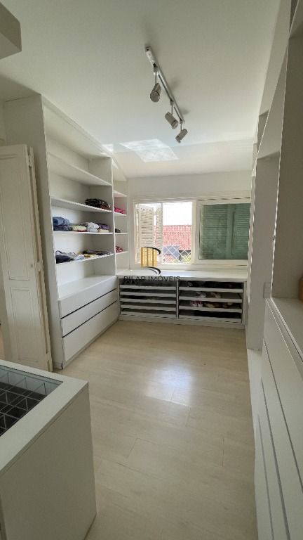 CASA , COM MUITO PÁTIO, EM CONDOMÍNIO FECHADO