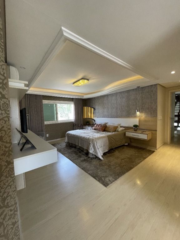 CASA , COM MUITO PÁTIO, EM CONDOMÍNIO FECHADO