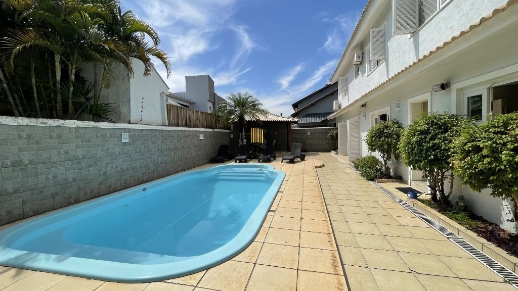 CASA , COM MUITO PÁTIO, EM CONDOMÍNIO FECHADO