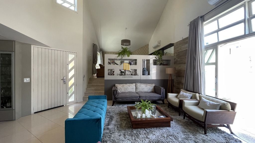 CASA , COM MUITO PÁTIO, EM CONDOMÍNIO FECHADO