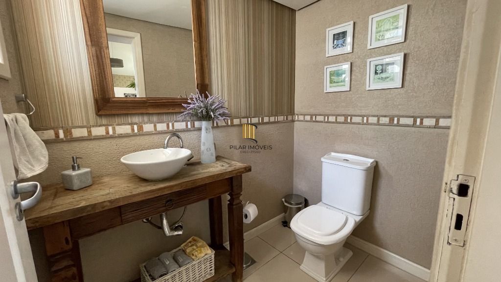 CASA , COM MUITO PÁTIO, EM CONDOMÍNIO FECHADO