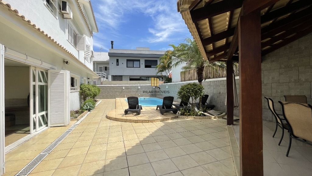 CASA , COM MUITO PÁTIO, EM CONDOMÍNIO FECHADO