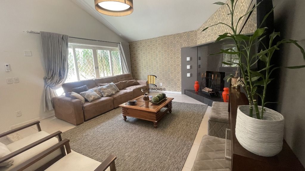 CASA , COM MUITO PÁTIO, EM CONDOMÍNIO FECHADO