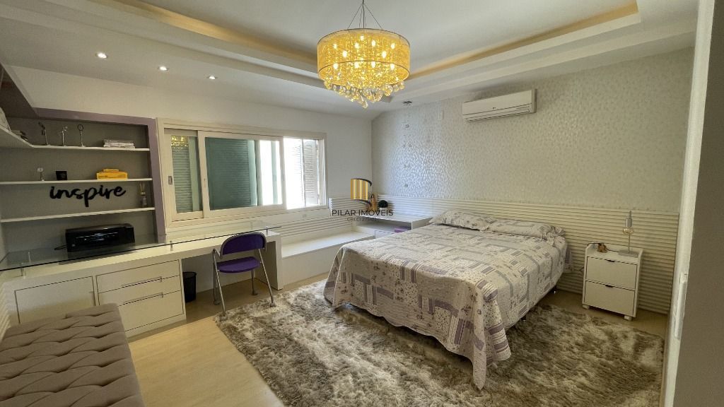 CASA , COM MUITO PÁTIO, EM CONDOMÍNIO FECHADO