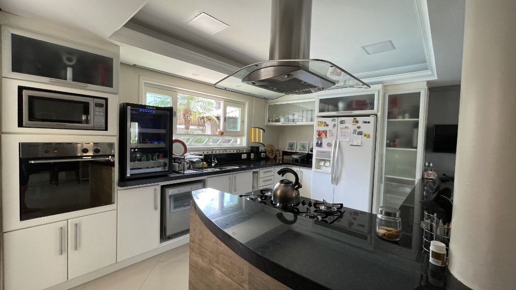 CASA , COM MUITO PÁTIO, EM CONDOMÍNIO FECHADO