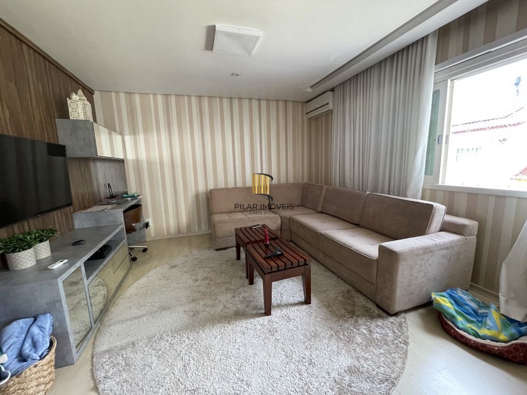 CASA , COM MUITO PÁTIO, EM CONDOMÍNIO FECHADO