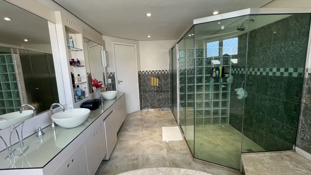 CASA , COM MUITO PÁTIO, EM CONDOMÍNIO FECHADO