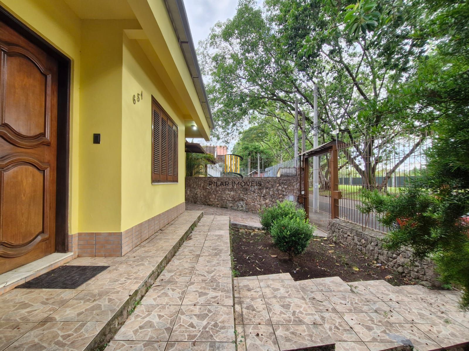 Casa 3 Dormitórios com Suíte | Garagem 6 Carros | Pátio Amplo e Área Gourmet para Alugar