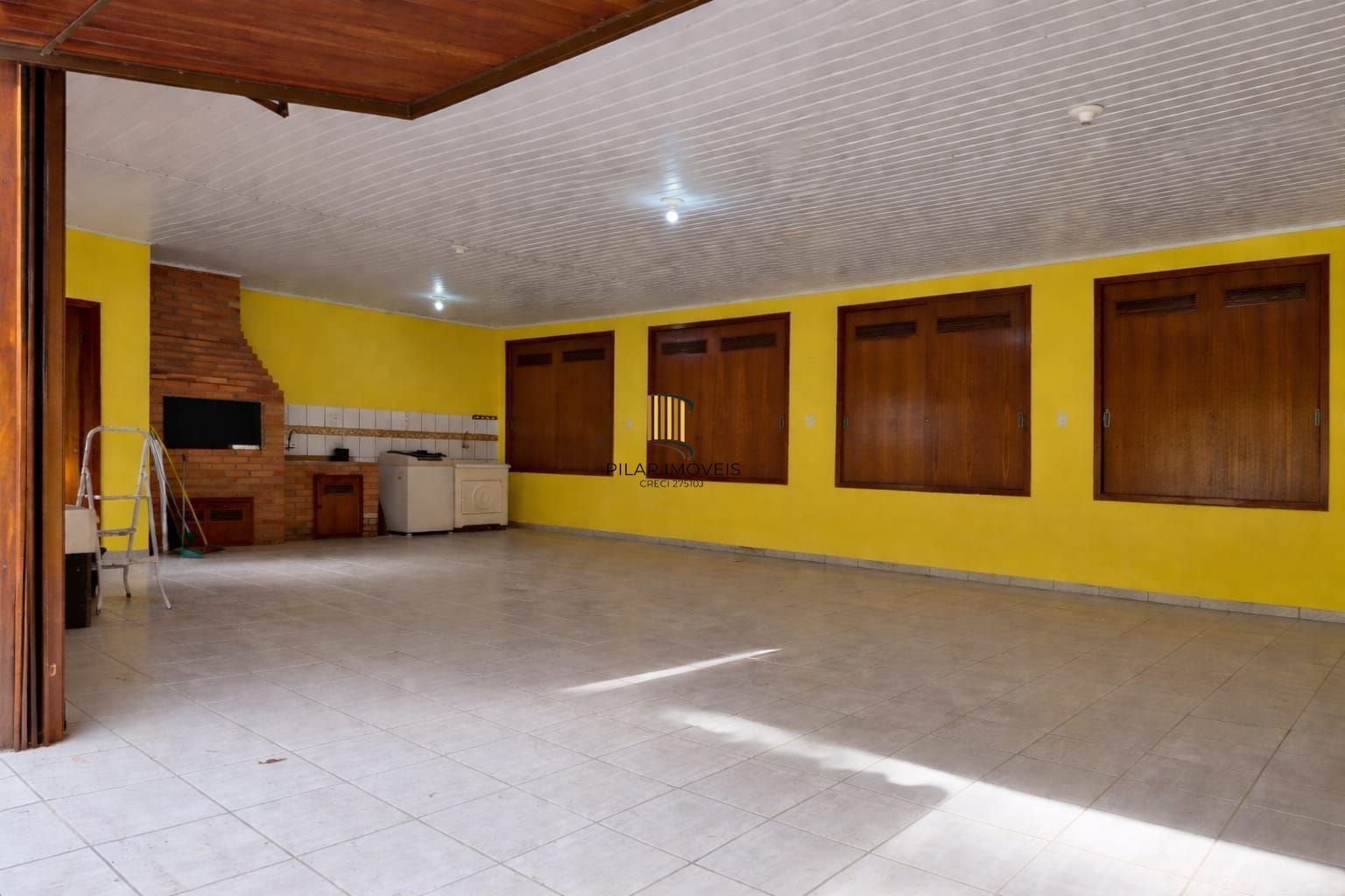 Casa 3 Dormitórios com Suíte | Garagem 6 Carros | Pátio Amplo e Área Gourmet para Alugar